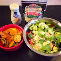 Snapdishの料理写真:Low carb Zucchini and ground beef in creamy tomato sauce with a side salad.|Anna Pazさん