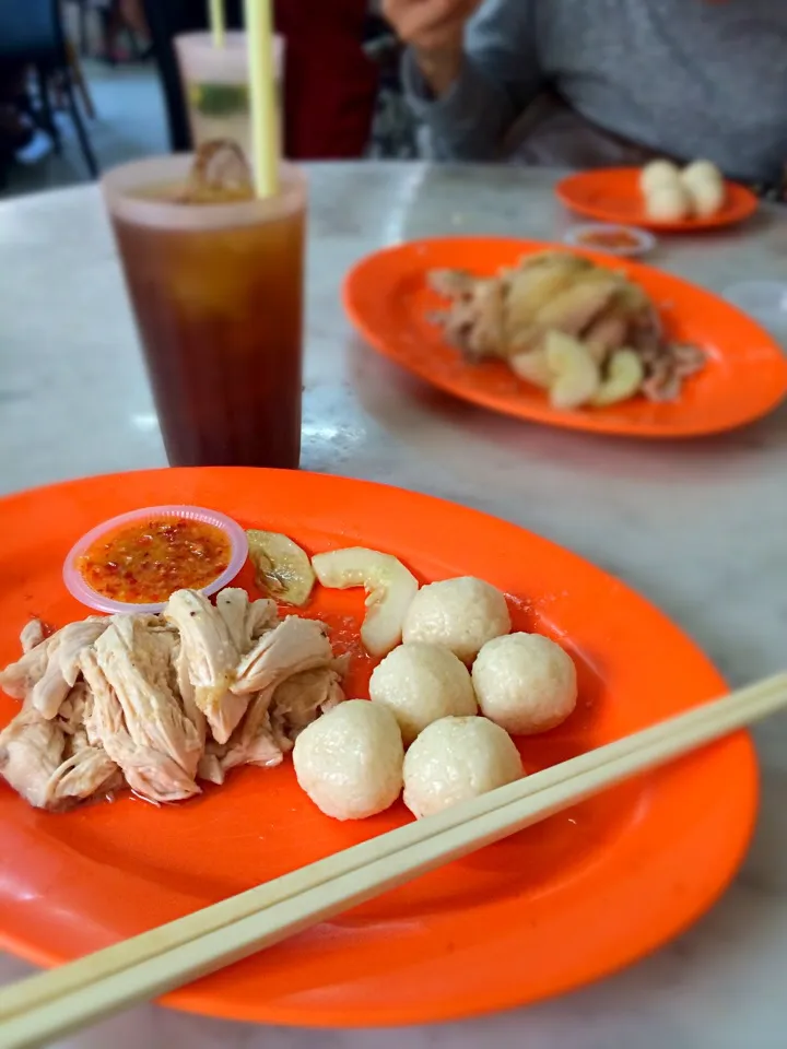 Chicken rice ball, somewhere in Melaka, MY>>> RM9 (including iced chinese tea).|Chalinee Kalyanamitraさん