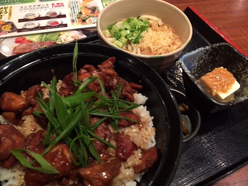 Snapdishの料理写真:【日替ランチ】焼き鳥丼とたぬきうどん定食を頂きました。|momongatomoさん