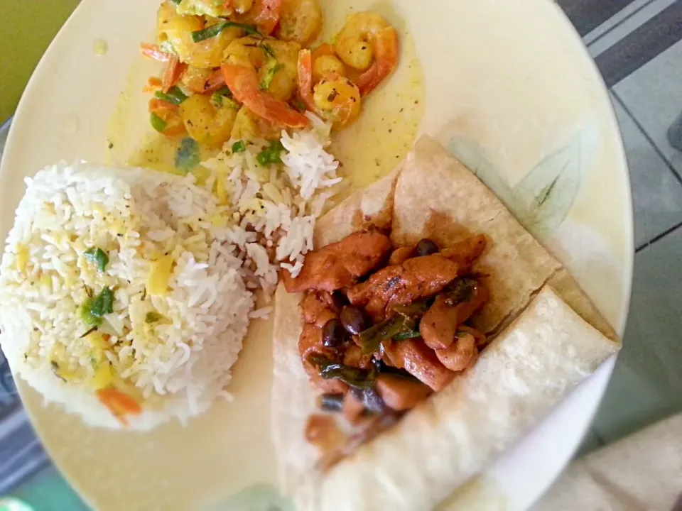 basmati rice, curried shrimp in coconut sauce, chicken in black bean sauce and rotti|Alicia Kimaliさん