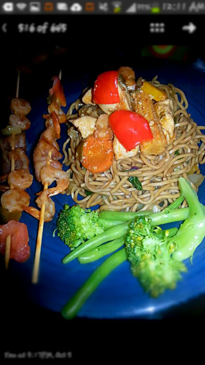 shrimp kabobs, broccoli, and chow mein noodles with chicken breast|Alicia Kimaliさん