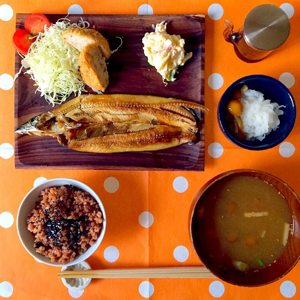 お昼ごはん。さんまの灰干し。お肉屋さんのコロッケとたまごサラダ。なめこおろし。なめこのお味噌汁。雑穀ごはん。|yukko7740さん