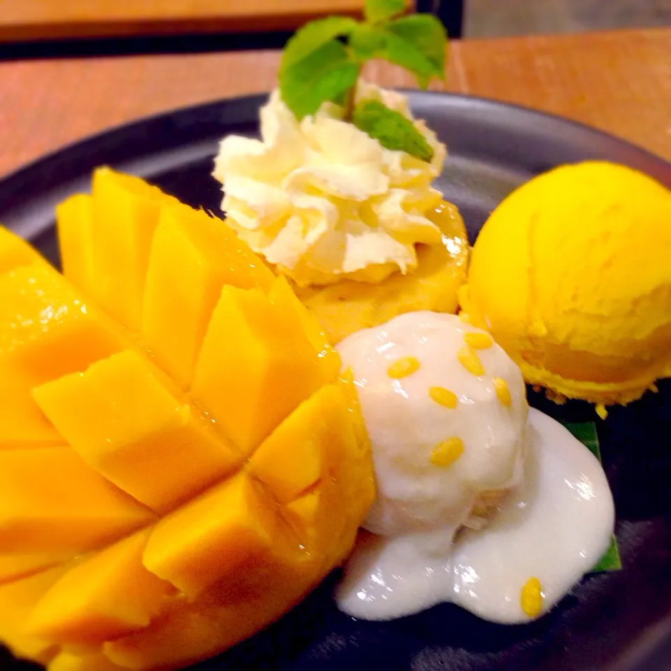 Mango tangi with extra sticky rice|Tyas Kasmariさん