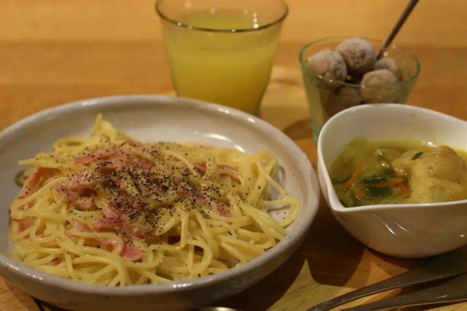 あっさりカルボナーラと手羽元のカレースープ♪デザートはアイスの実(期間限定コーヒー味) (*๓´╰╯`๓)|マカロンさん