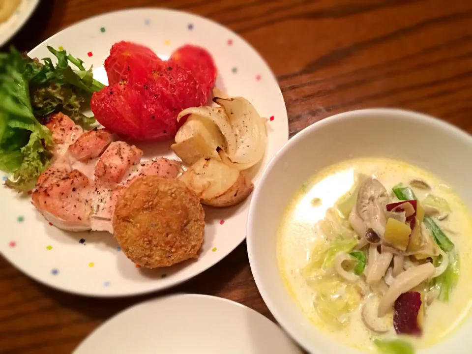 塩麹チキングリル＆ミルクスープ💫グリルしたタマネギ、トマトが甘くて美味しいっ😍|みくみくさん