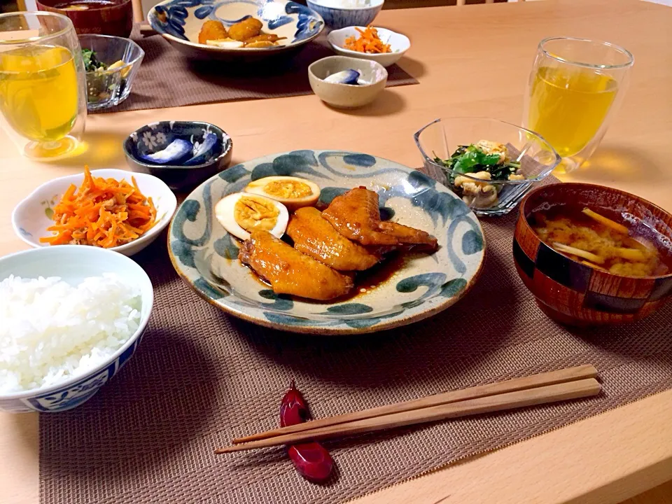 20分で手羽先のこってり煮、にんじんしりしり、カリカリ油揚げとワカメと三つ葉のさっぱりすだち和え、にんじんと舞茸の味噌汁|ひろみさん