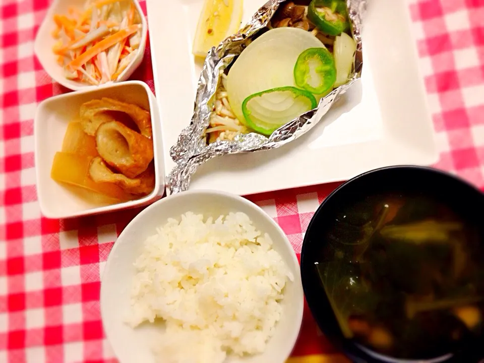 鮭ときのこのホイル焼き、ごぼうサラダ、大根とちくわの煮物、ほうれん草のお味噌汁|ちるのさん