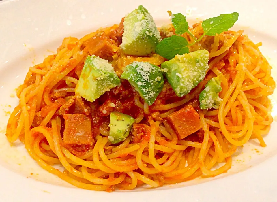 Avocado with meatloaf meat sauce spaghetti 🍝✨|Liezlさん