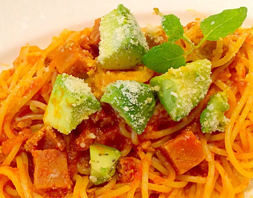 Snapdishの料理写真:Avocado with meatloaf meat sauce spaghetti 🍝✨|Liezlさん