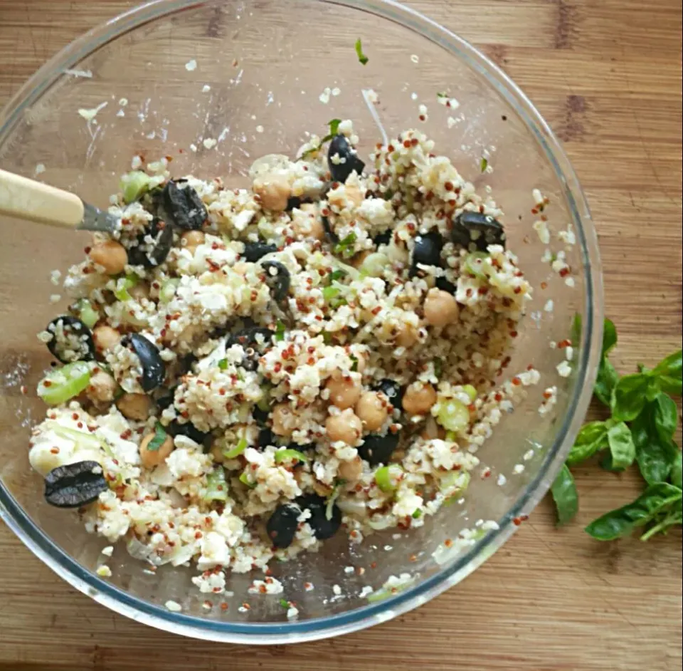 Quinoa & burghal wheat salad with feta & black olives
#healthy #salad #quinoa|Alice Lilyさん