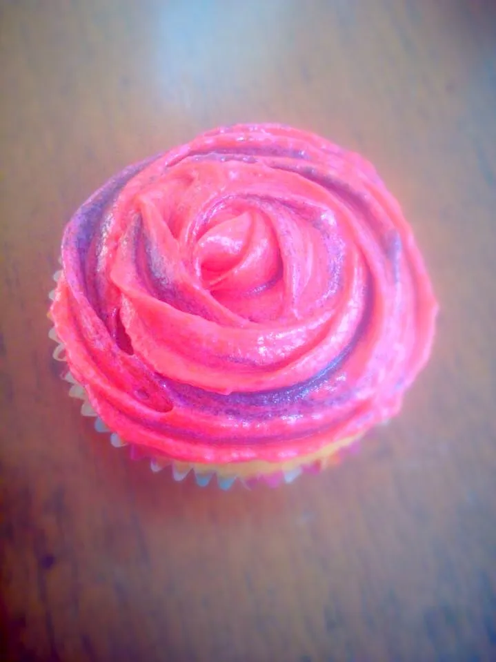 Snapdishの料理写真:Vanilla with rose buttercream cupcake❤️|Anna🍎さん