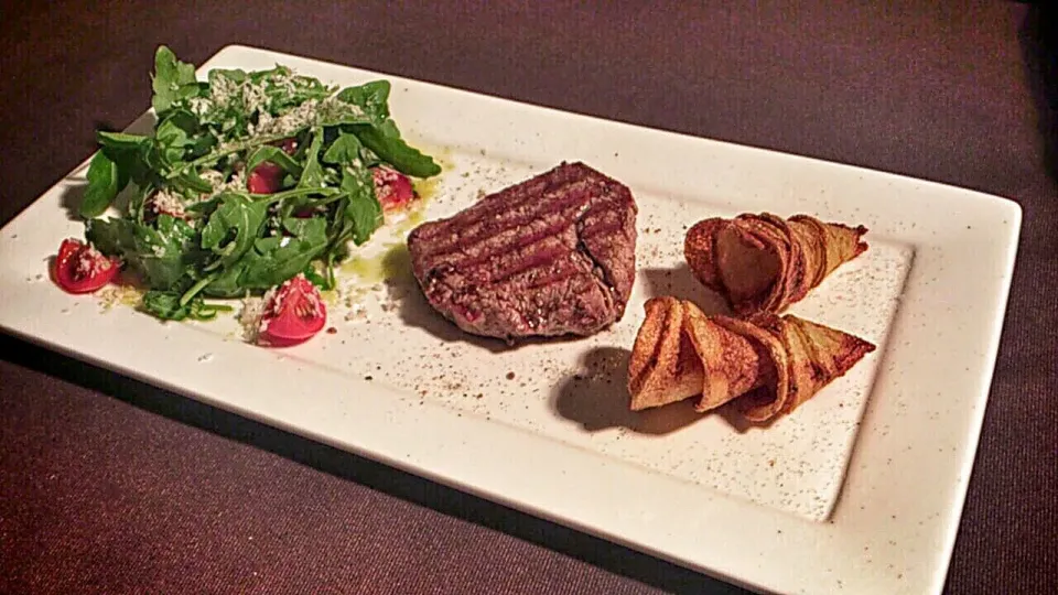 Beef steak (Herbal salt) ,salad with arugula (truffle oil ,Sea salt) , potato chips (Onion salt)...|Matthew NLさん