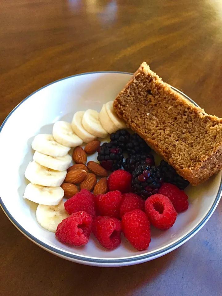 Tia Nim's Homemade whole wheat bread with fruit and almonds|victoria valerioさん