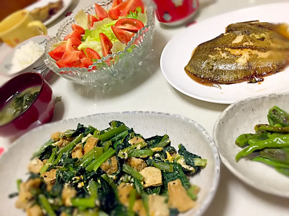 カレイの煮付、青梗菜の炒め物、味噌汁、野菜サラダ|かなさん