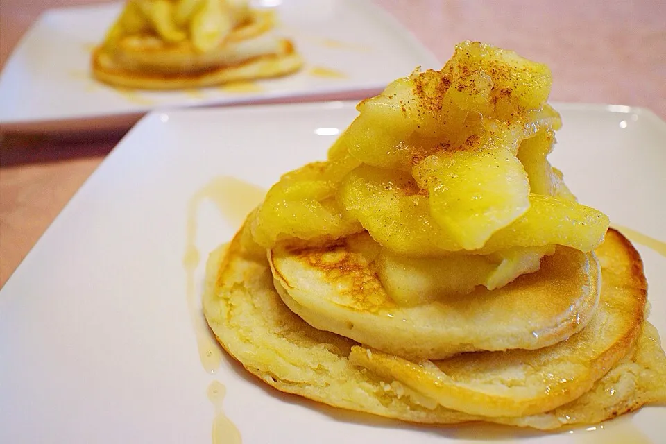 Totally addicted to the pancakes w sautéed apples #vegan|Leahさん