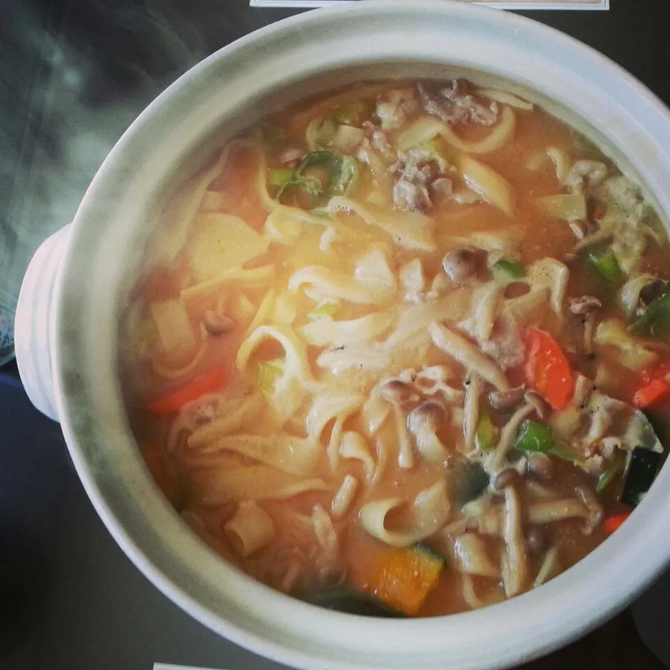 週末ブランチはポカポカほうとう♪ The noodles which kneaded flour, were extended with the rolling pin and were cut widely are boiled well by miso flavor together with vegetables|BUBUさん