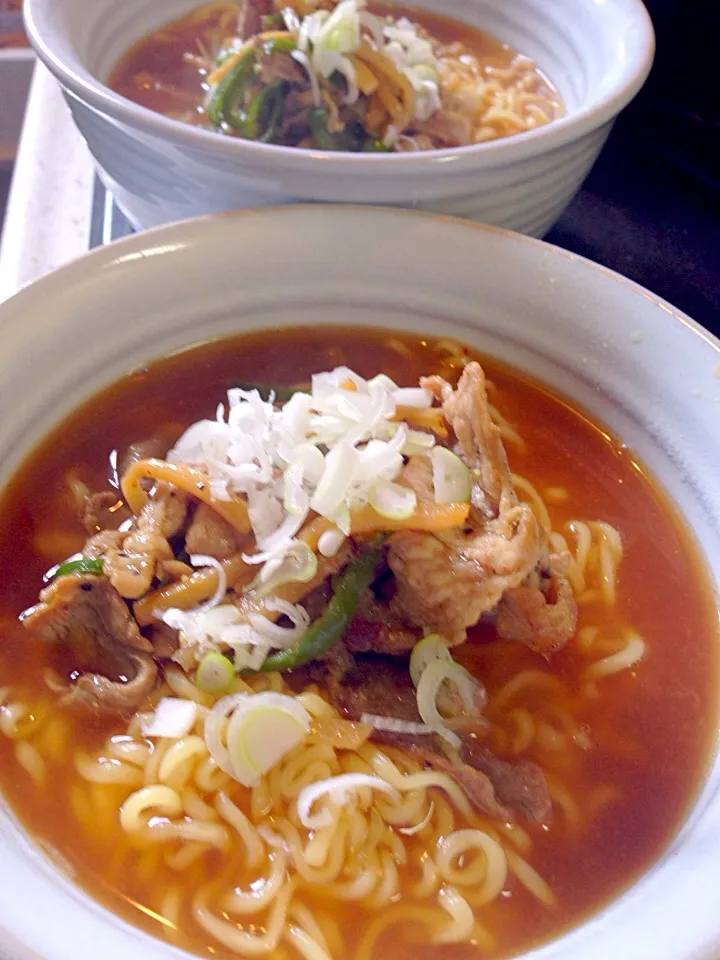 昨日の残りもの、インスタントラーメンにのせて、手抜きラーメンライスランチっ🎶(๑⁼̴̀д⁼̴́๑)ﾄﾞﾔｯ‼w|ふみさん