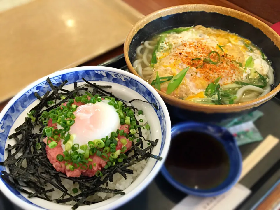 Snapdishの料理写真:福屋広島駅前店 ザ・どん 月見ネギトロ丼とちから 天とじうどん|ddr3rdmixさん