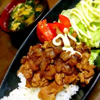 Snapdishの料理写真:豚丼・卵とほうれん草のお吸い物|そらひめさん