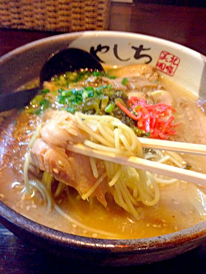 Snapdishの料理写真:醤油チャーシュー麺@美園のやしち🍜|ちーねーさん