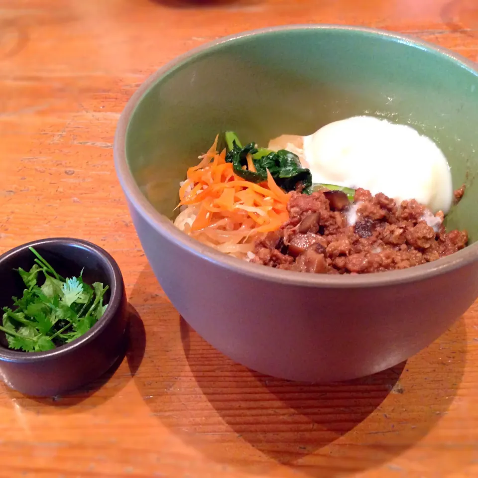 Snapdishの料理写真:丼。パクチー別添え|めりさん