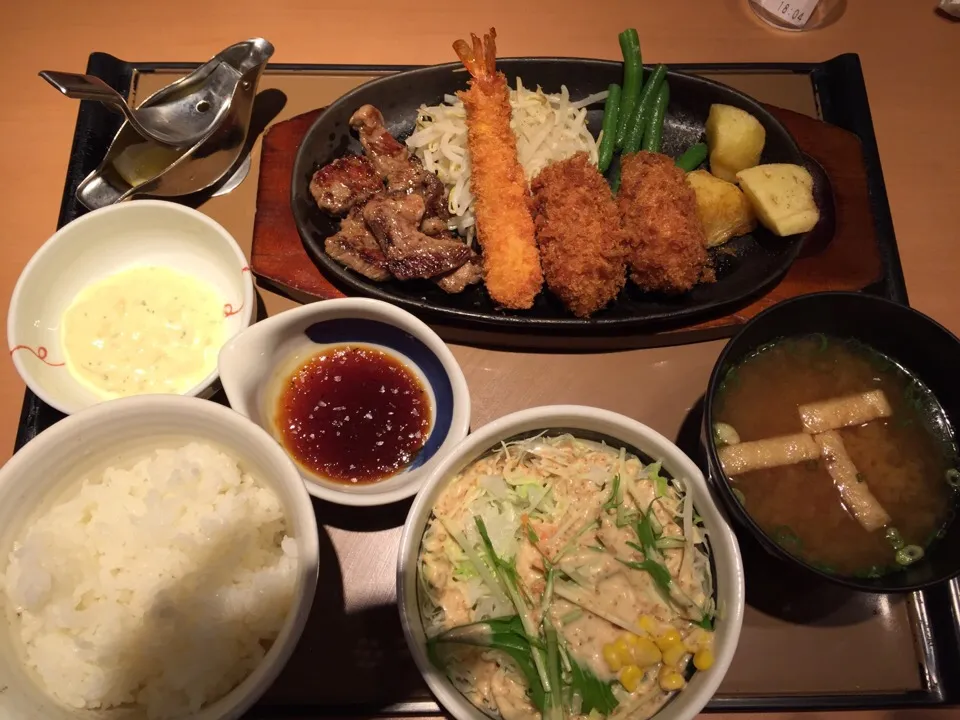 カットステーキとカキフライの定食|アクちゃんさん