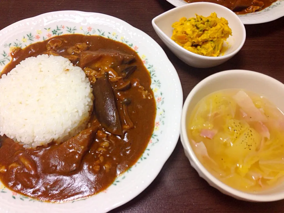 Snapdishの料理写真:いつもの茄子としめじのカレーとカボチャサラダと白菜スープ|こんこんさん