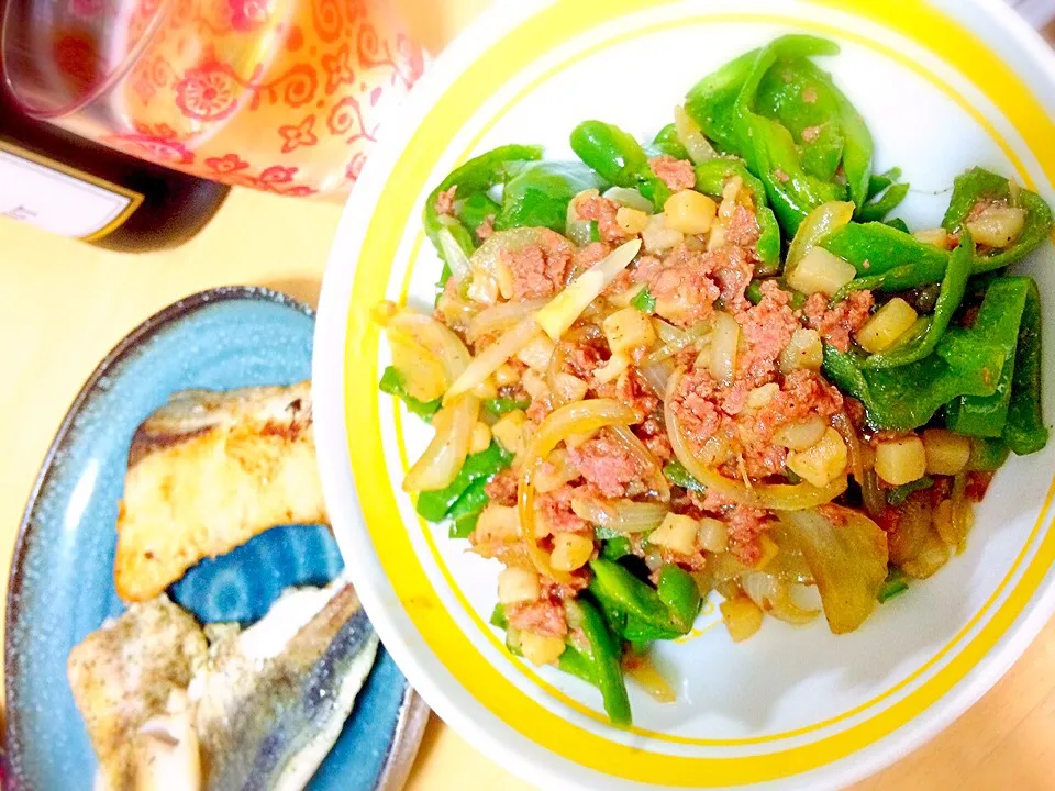 ピーマンのコンビーフハッシュ炒めと魚🐟とスパークリングワイン🍷|たまこっこさん