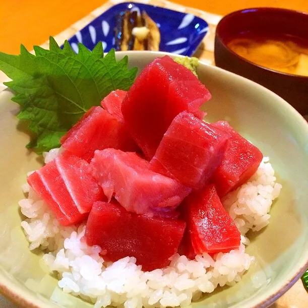 まぐろブツ切りどっさり丼！|もなかさん