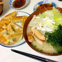 Snapdishの料理写真:マルタイラーメンと餃子|YKさん