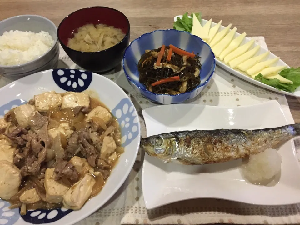 肉豆腐・ニシン丸干し・切昆布と油揚げ炒め煮・チーズ・舞茸と白菜の味噌汁|まーままさん