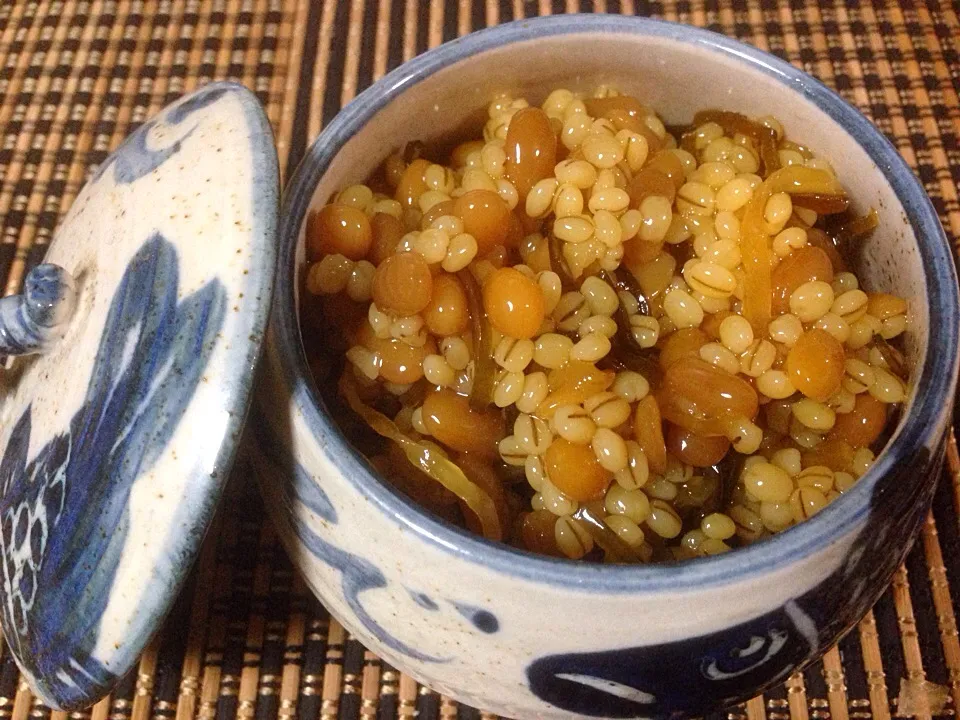 島原納豆みそ 
島原半島で、食べられています。そのまま、ごはんと、またスライスしたきゅうりと、また、ねぎの白い球の部分と小さないりこを混ぜるなどお酒の肴にも。
親の実家では、朝みそ汁の具に入っている豆腐をお皿にとり、これをまぶして食べます。|Cuisineさん