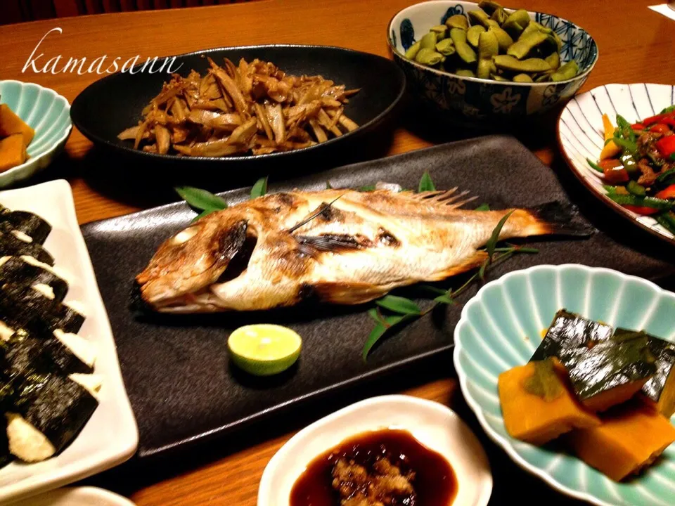 連子鯛の塩焼き🐟青椒肉絲など…|かまさん