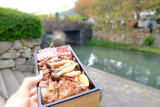 土日限定10食の近江牛すき焼き弁当♪
近江八幡名物の赤こんにゃくも入ってるよ♪|深夜特急fさん