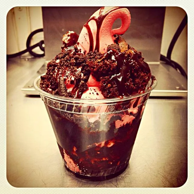 ♥ Ohhh lalala Sweetness ♥ Red Velvet soft serve layered with our cookie crumb, brown sugar hot fudge and from scratch brownie chunks #Ice Cream Sundae #Snack/Te|Alisha GodsglamGirl Matthewsさん