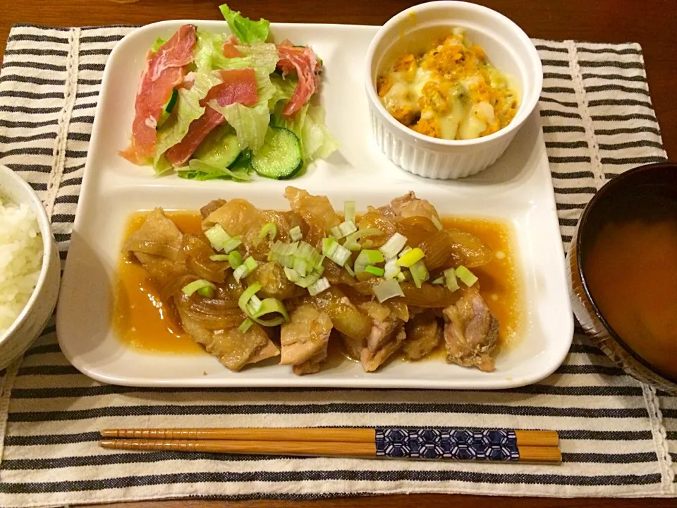 鶏もも肉の玉ねぎとろとろ煮 生ハムサラダ かぼちゃグラタン 大根お味噌汁|haseseさん