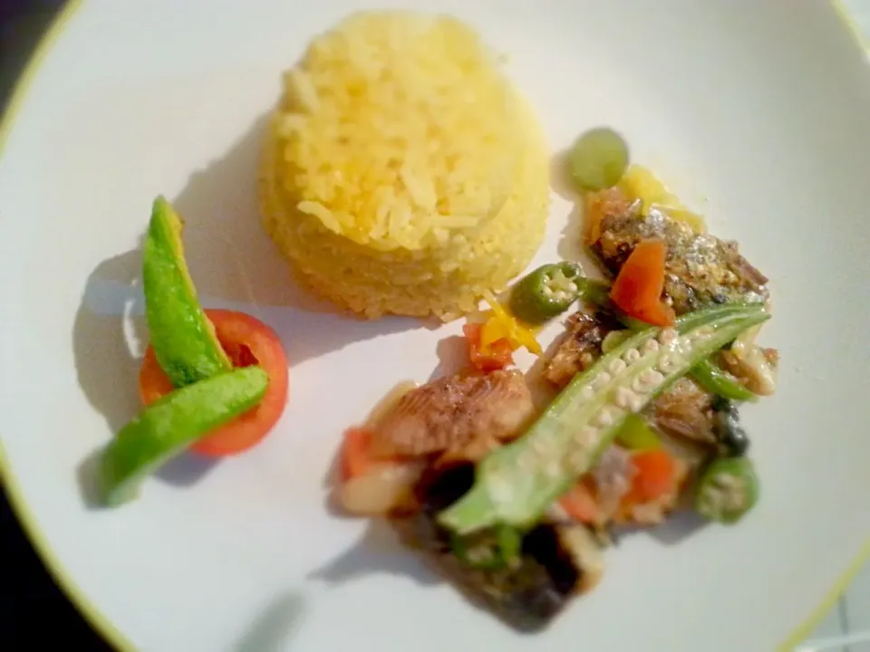 Snapdishの料理写真:curried rice with sardine . simple canned food dinner. easy to make if ur on the run|Alicia Kimaliさん