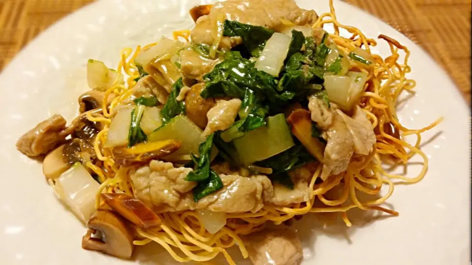 chow mein noodle with pork and veggies|Jiraphon Gさん