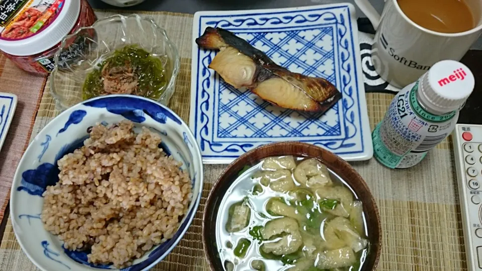 サワラの味噌漬け＆めかぶ＆摘み菜の味噌汁|まぐろさん