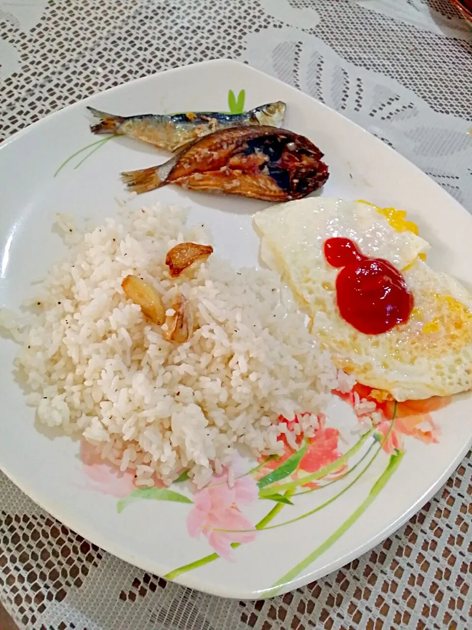 Snapdishの料理写真:pinoy breakfast! garlic rice, fried egg, & dried fish!
#happytummy|pamさん