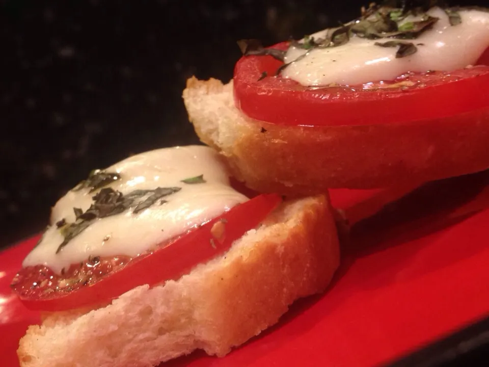 Toast points with Mozzarella, Roma Tomatoes, Basil|Mike Foshéeさん