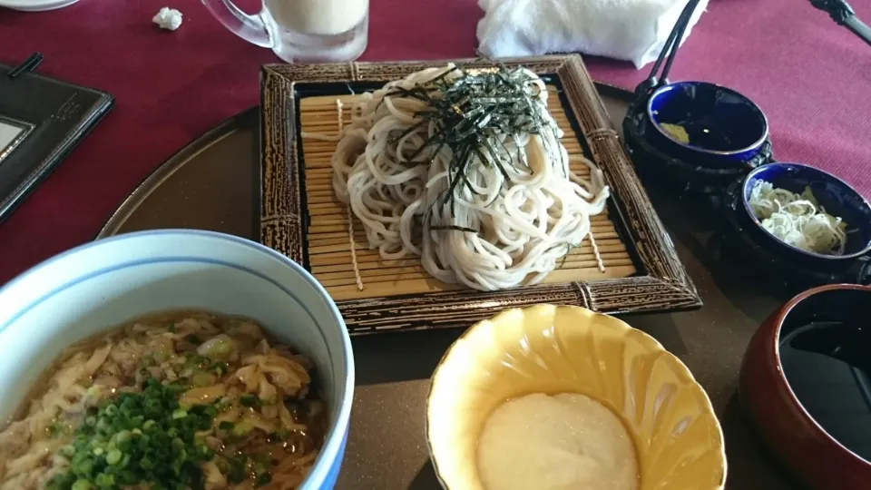 Snapdishの料理写真:思ったより暑くて蕎麦と鶏そぼろ丼。つけとろろそばの喉越し最高！|SATOSHI OOCHIさん