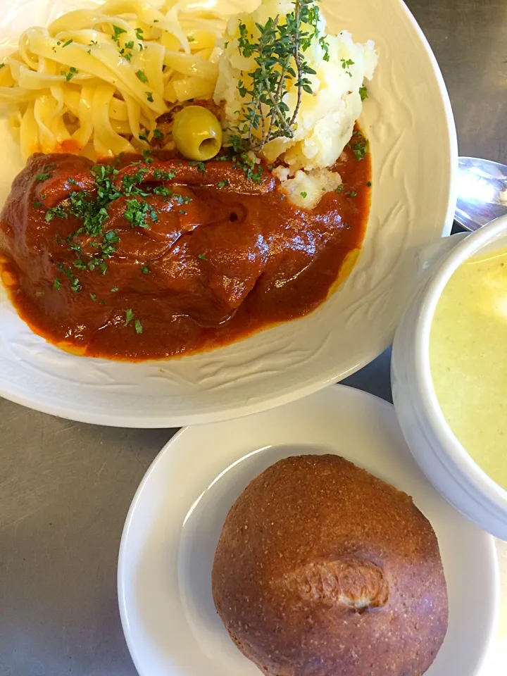 ハンガリー定食‼︎ グラーシュ ライ麦パン  グリーンピースのスープ|抱大飯店さん