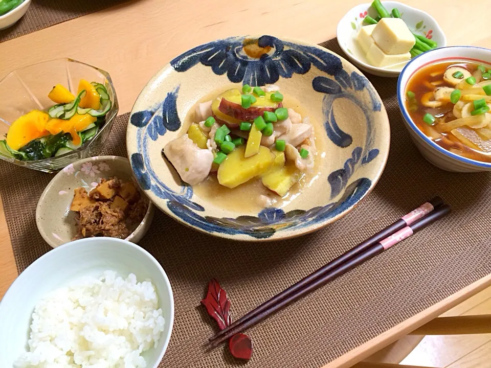 Snapdishの料理写真:さつまいもと鶏の煮物、牛肉のしぐれ煮、キュウリとワカメと柿の酢の物、高野豆腐、あまり野菜のスープ|ひろみさん