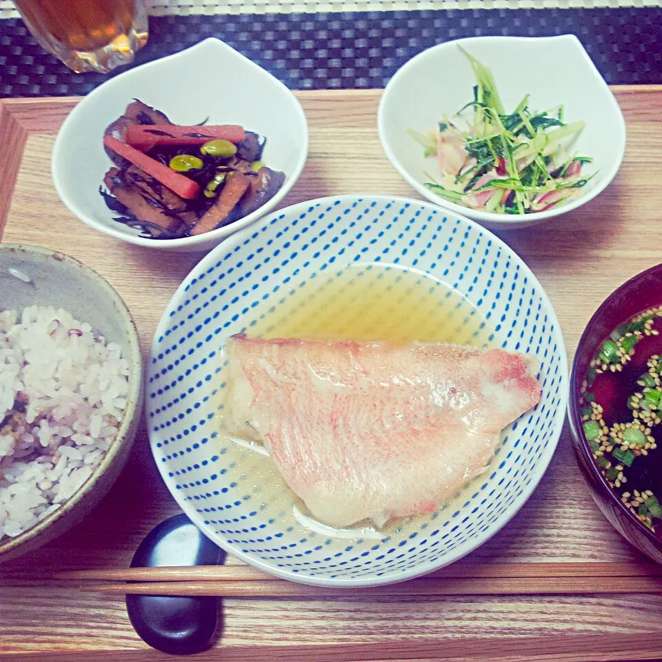 魚の煮付、ひじきの煮物、水菜のペペロンチーノ、ワカメスープ|けむまきさん