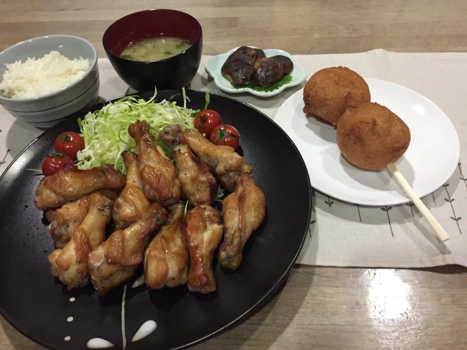 Snapdishの料理写真:手羽元のあぶり風オーブン焼き・美幌峠名物の揚げイモ・椎茸バター焼き・豆苗の味噌汁|まーままさん