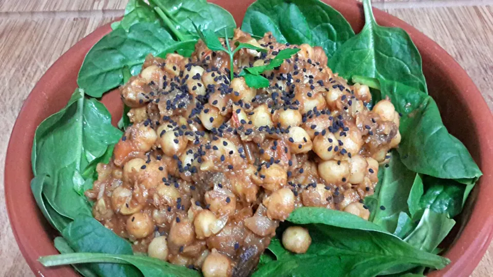 Chana Masala, guiso de garbanzos estilo hindú con tamarindo y un toque de sésamo negro.|nuria wassabiさん