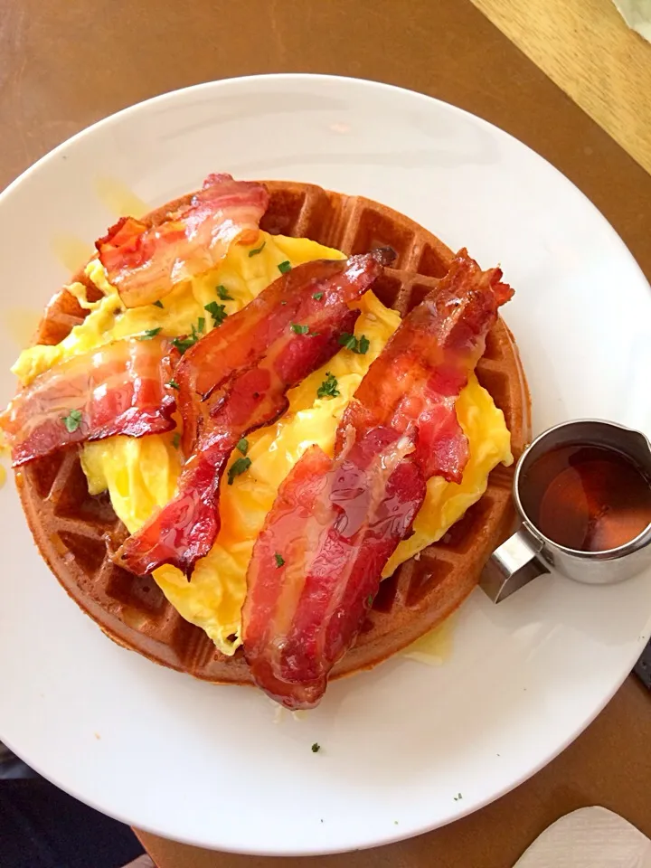 Savoury waffles with scrambled eggs and bacon|prissyさん