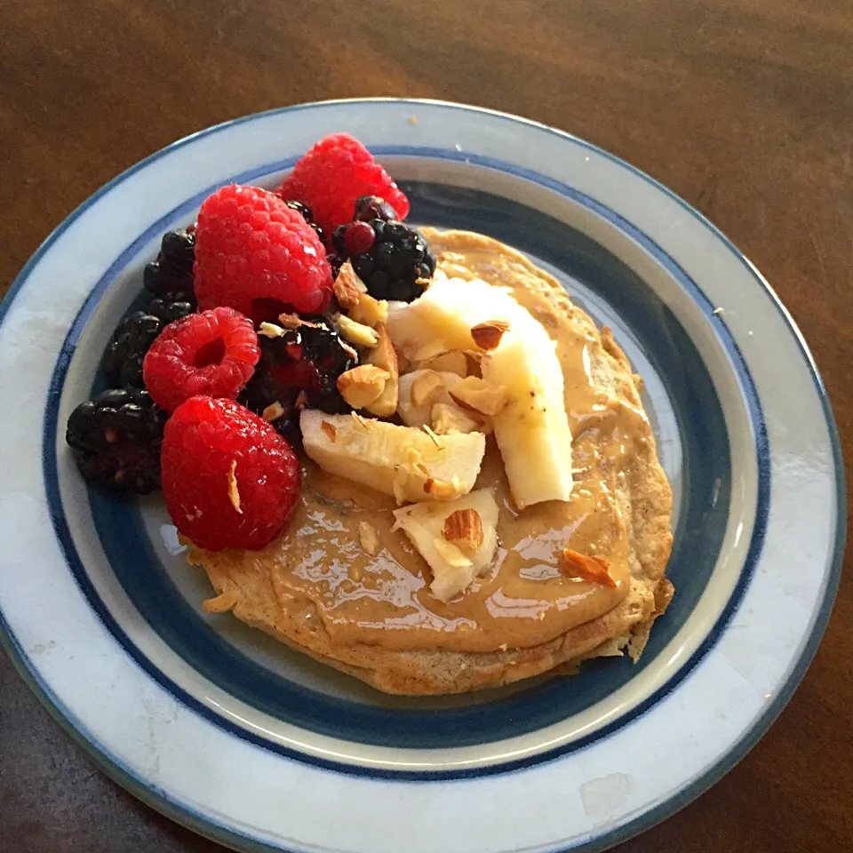 Whole wheat pancake with peanut butter, banana, berries and almonds|victoria valerioさん