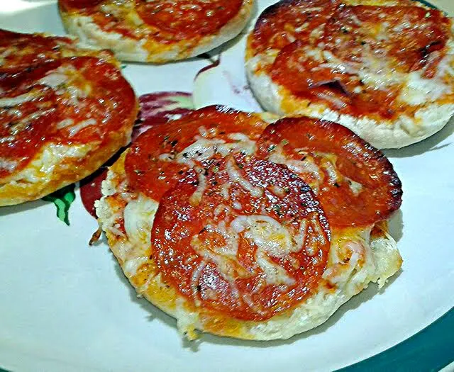 My Lil Foodie made 🍕 English Muffin Pizza 🍕 🍕 🍕 We #Eat #Love #Pray #CookingChics ☀ ♥ 🍴|Alisha GodsglamGirl Matthewsさん